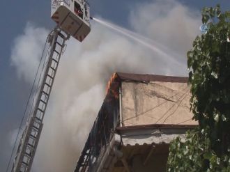 Çatıda çıkan yangın paniğe neden oldu