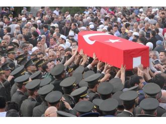 Annesinin yanına defnedildi