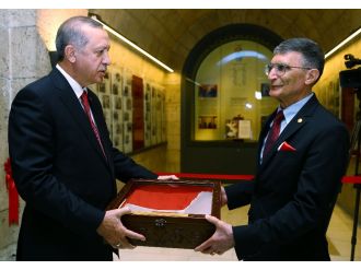 Aziz Sancar Nobel ödülünü Anıtkabir’e takdim etti