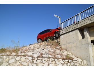 Köprüde asılı kaldı