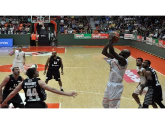 Darulşafaka Doğuş seride öne geçti.