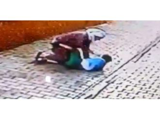 Küçük çocuğa öldüresiye dayak!