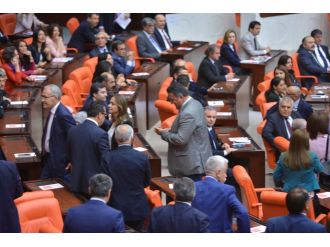 CHP’Lİ VEKİLLER GENEL KURULU TERK ETTİ