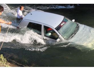 Eşinin kaza yaptığını duyunca suya atladı