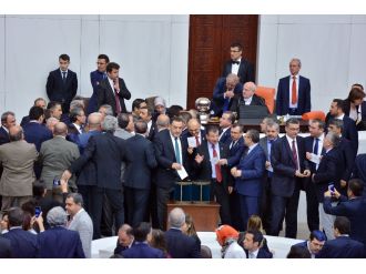 Dokunulmazlıkların kaldırılması teklifi geçti