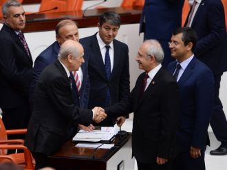 Kılıçdaroğlu ve Bahçeli ayaküstü sohbet etti