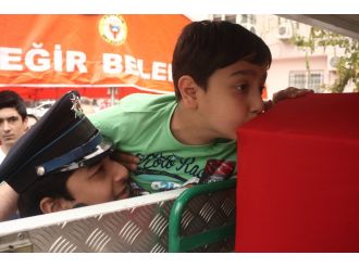 Şehit babasını son kez öptü