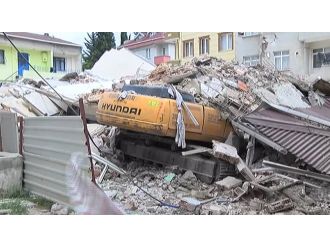 İstanbul’da tahliye edilen bina çöktü