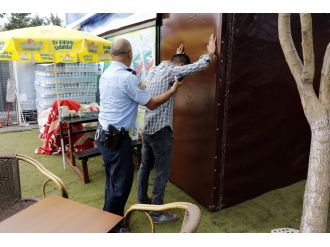 Şüpheli poşeti inceleyen polise bıçaklı saldırı