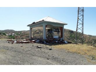 Teröristler 3 köyün elektriğini kesti