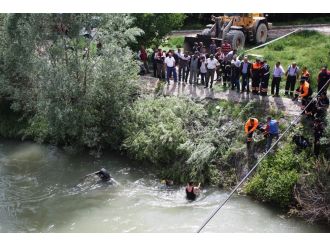 Otomobil Kızılırmak’a uçtu: 2 ölü