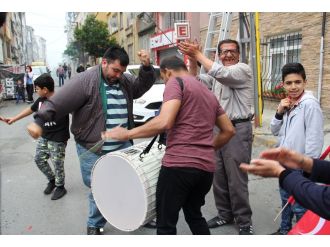 Beyoğlu’nda davullu zurnalı Binali Yıldırım kutlaması