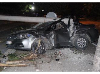 Otomobil aydınlatma direğine çarptı: 1 ölü