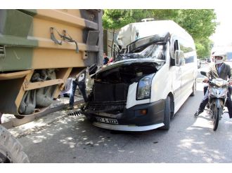 Öğrenci servisi askeri araca çarptı: 8 yaralı