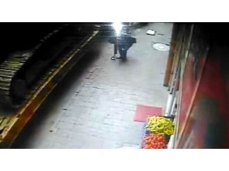 Genç kızın düşürdüğü telefonu cebe attı