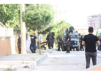 Canlı bombanın kaldığı eve operasyon