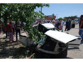 Kamyonet otomobili biçti: 2 ölü, 2 yaralı