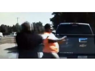 Kadın sürücü polisi sürükleyerek kaçtı