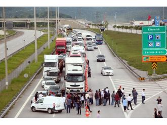 Esnaf TEM’i ve D-100’ü trafiğe kapattı !