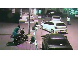 Önce motosikleti, sonra motorcu kıyafetini çaldılar