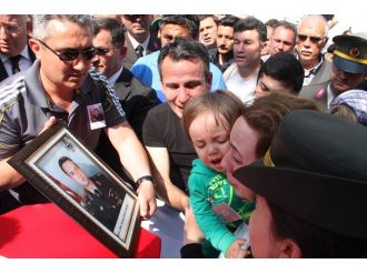 Şehit binbaşıya ağlatan veda