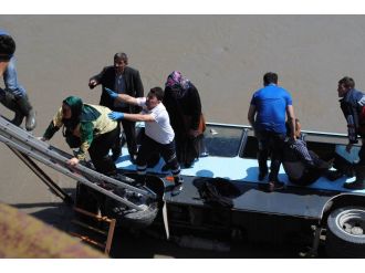 Minibüs ırmağa uçtu: 14 yaralı