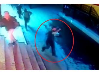 Minibüsçülerin sokak ortasında silahlı kavgası kamerada