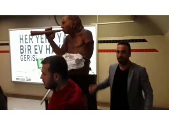 Aziz Kocaoğlu’na kızdı, çıplak heykeli balyozla kırdı