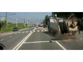 Kamyonun dingili bir anda fırladı