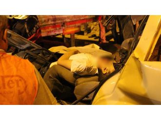 Otomobil park halindeki TIR’a çarptı: 2 ölü