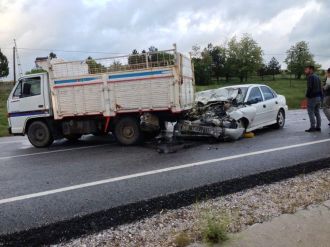 Otomobil kamyonete çarptı: 5 yaralı