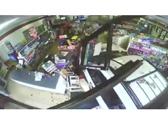 Ehliyetsiz ve sağır sürücü, markete böyle girdi