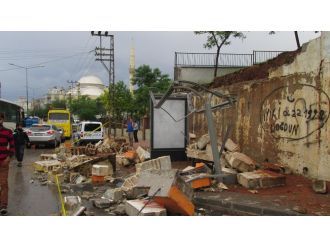 Sağanak okul duvarını böyle yıkıldı