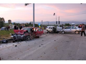 3 araç birbirine girdi: 9 yaralı