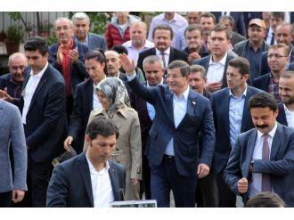 Davutoğlu’na sevgi seli