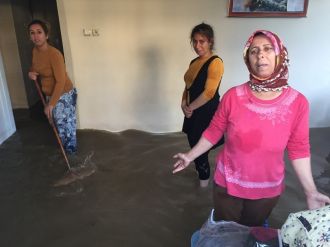 Adana’da ev ve iş yerlerini su bastı