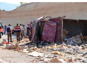 Kamyon devrildi: 2 ölü, 1 yaralı