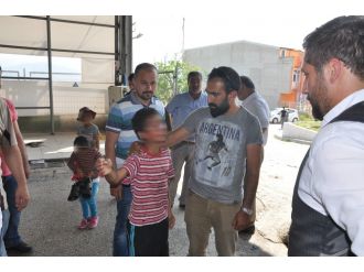 Gözleri önünde babasını tekme tokat dövdüler