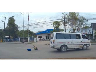 Küçük kız araçtan böyle düştü