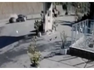 İki otomobil çarpıştı: Kaza anı kamerada