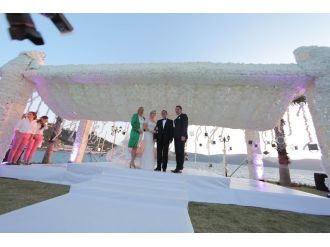 Masal gibi düğün: Düğün için ada kapattılar