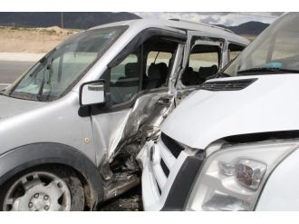 Dönüş yapanları taşıyan minibüs kaza yaptı: 15 yaralı