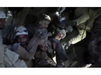 Rus uçaklarının bombaladığı binanın enkazından çıktı