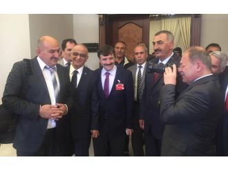 Muhabir poz verdi, bakan çekti