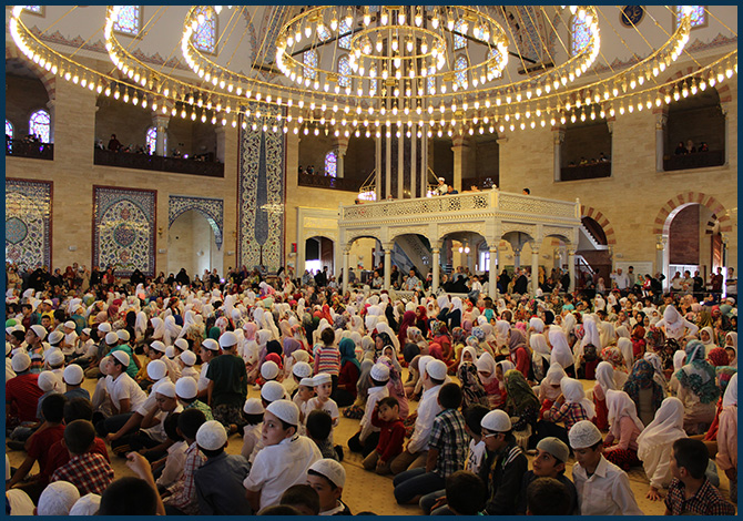 4 Bin Çocuk Namaza Başladı