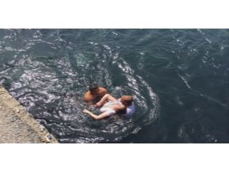 Denize düşen genç kız son anda kurtarıldı