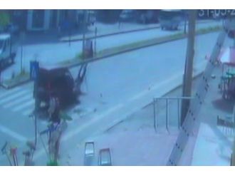 Kamyonetin çarptığı yaşlı adam havada takla attı