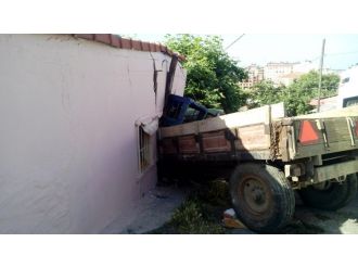 Traktör eve girdi, sürücü hayatını kaybetti