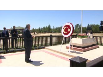 Binali Yıldırım Denktaş’ın kabrini ziyaret etti