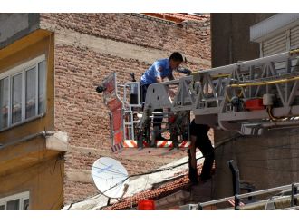 Kediyi kurtarmak isterken...